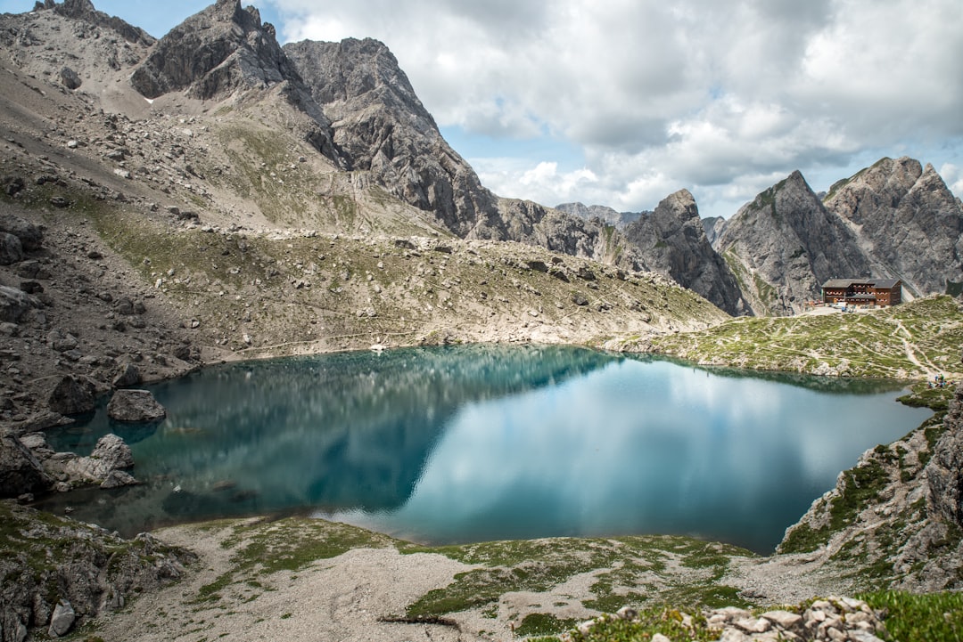 Photo Lake, hiking trail